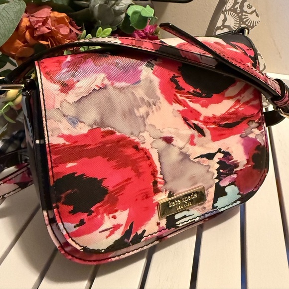 KATE SPADE Laurel Way Carsen Crossbody Bag black Multi Floral Leather WKRU4141 - Picture 1 of 9